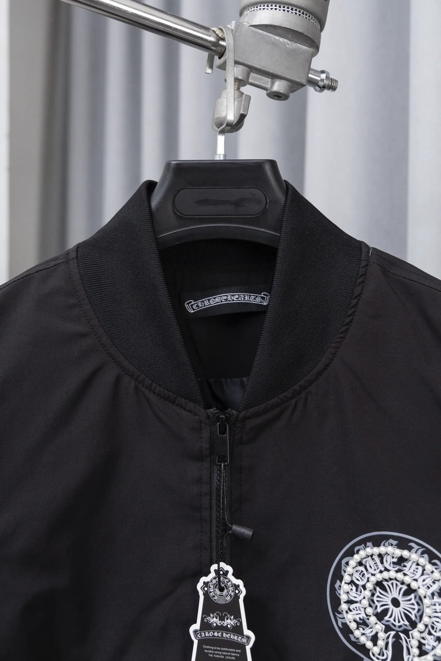 P310 Style No.: M019 Chromehearts Chromehearts Pearl Baseball Jacket. The texture is clear and full of texture. It is custom-dyed 1×1 in the same vat with no color difference and is precise. It can be worn in layers. It is a good product for your own use. Highly recommended ~ All accessories are all original and customized!  ... The overall workmanship and materials used are also very particular, reflecting the brand's quality control in every aspect! Proper big factory style! Size:S-XL